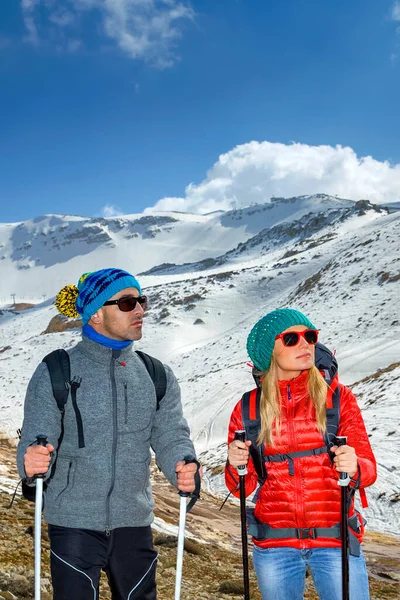 Portrait Beau Couple Escaladant Montagne Avec Des Bâtons Trekking Bénéficiant — Photo