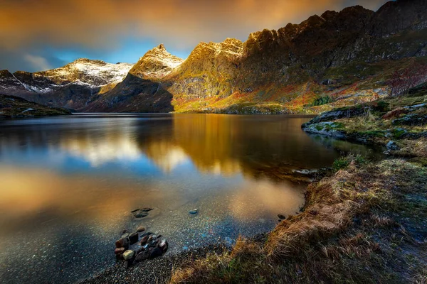 淡淡的落日下的洛福顿岛风景秀丽 秀丽的壮丽山景伸展在湖畔 挪威自然基金会 — 图库照片