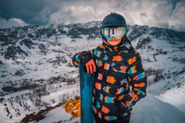 Snowboardcu dağdan inmeye hazırlanıyor. Mutlu Aktif Kız Portresi Güzel Kış Kayağı Tatil Köyü 'nün tadını çıkarıyor