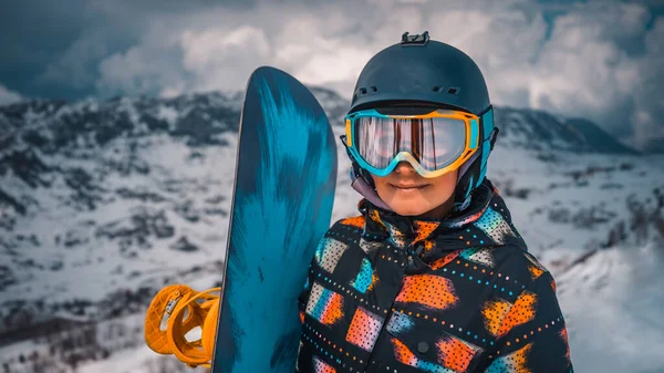 Closeup Retrato Happy Active Girl Apreciando Bela Estação Esqui Inverno — Fotografia de Stock