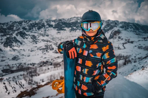 Snowboarder Preparando Para Descer Montanha Retrato Menina Ativa Feliz Desfrutando — Fotografia de Stock