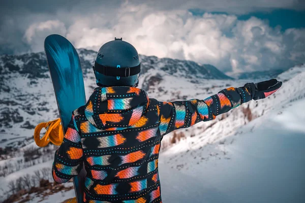 Rear View Female Snowboarder Enjoying Amazing View Snowy Mountains Raised — Stock Photo, Image