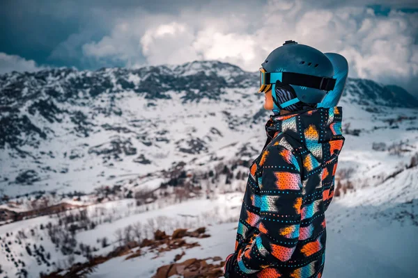 Snowboarder Girl Olha Para Distância Uma Bela Paisagem Montanha Inverno — Fotografia de Stock