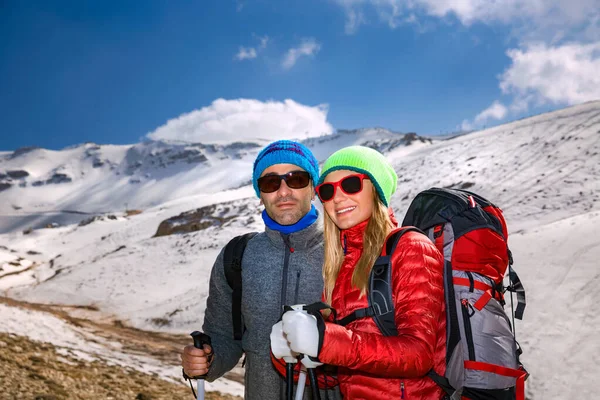 Portret Van Een Leuk Koppel Dat Berg Beklimt Met Wandelstokken — Stockfoto