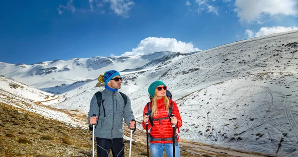 Couple Agréable Escalade Montagne Avec Trekking Polonais Bénéficiant Une Vue — Photo