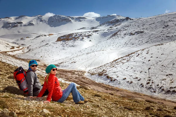 Happy Young Couple Sitting Resting Mountains Захоплюється Пригодницькими Подорожами Прекрасних — стокове фото