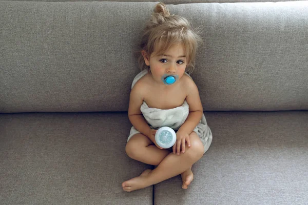 可爱的小宝宝快乐地呆在家里 坐在沙发上准备进餐 婴儿奶粉 健康的有机婴儿营养 — 图库照片
