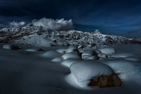 Bellissimo Paesaggio Una Montagna Coperta Neve Bianca Limpida Bel Tempo — Foto Stock