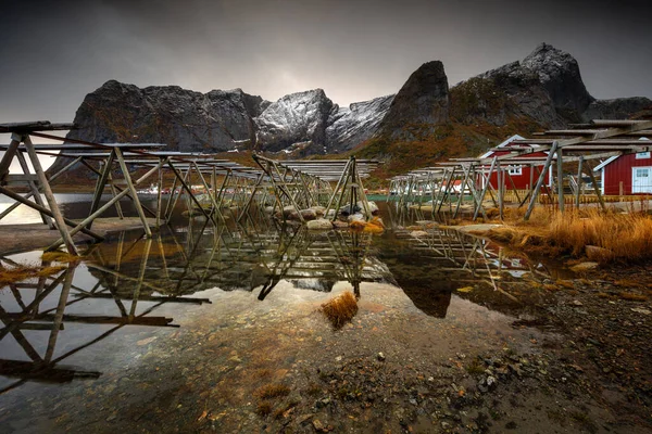 Landschap Van Een Vissersdorp Noorwegen Constructie Voor Droogvis Aan Oever — Stockfoto