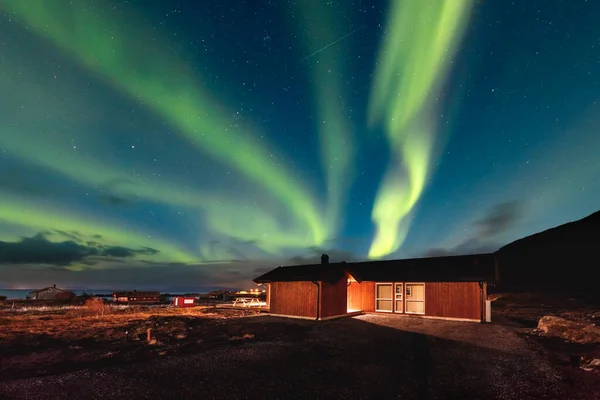 Csodálatos Kilátás Egy Gyönyörű Aurora Borealis Tánc Égen Fenséges Északi — Stock Fotó