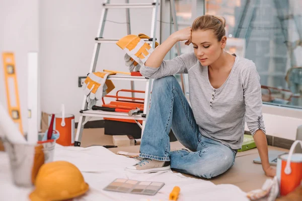 Mujer Bonita Sienta Una Habitación Preparada Para Renovación Selecciona Color — Foto de Stock