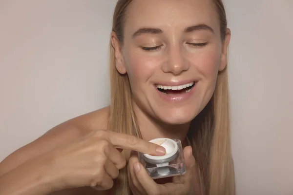 Retrato Una Mujer Sonriente Feliz Utiliza Crema Facial Rostro Aislado —  Fotos de Stock