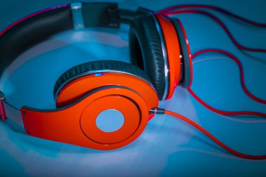 Kırmızı Biçimli Kulaklıklar