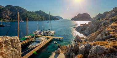 Güneşli bir günde bir yelkenli için huzurlu bir limanın güzel manzarası. Lüks Deniz Gezisi Türkiye 'de başladı. Yaz Tatili Konsepti.