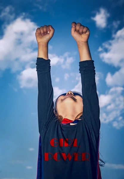 Linda Niña Con Las Manos Levantadas Sobre Fondo Del Cielo — Foto de Stock