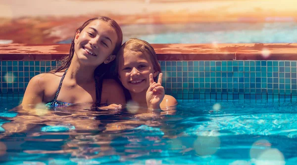 Retrato Una Linda Niña Divirtiéndose Piscina Hermanas Con Placer Pasando — Foto de Stock