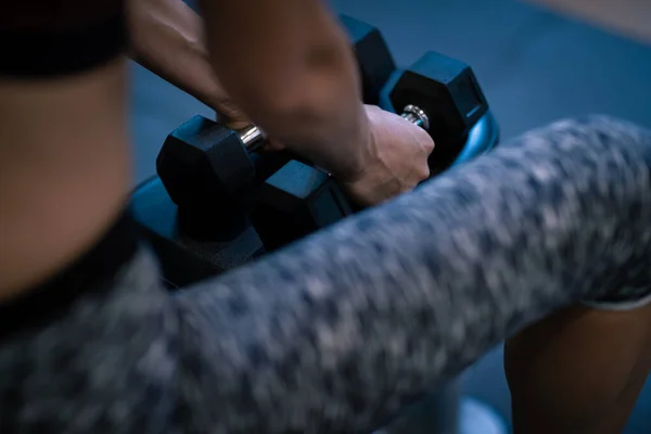 Haz Deporte Chica Atlética Delgada Haciendo Ejercicio Con Sombrillas Gimnasio — Foto de Stock