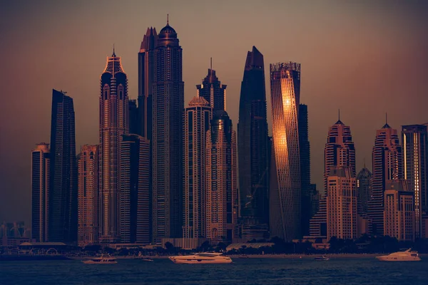 Όμορφη Cityscape Βράδυ Ήπιο Φως Ηλιοβασιλέματος Σύγχρονοι Ουρανοξύστες Πολυτελείας Στέκονται — Φωτογραφία Αρχείου