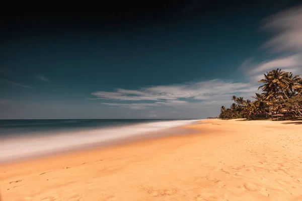 平和な空のビーチで素晴らしい景色 高級熱帯リゾート 美しい風景 夏休み スリランカ旅行 — ストック写真