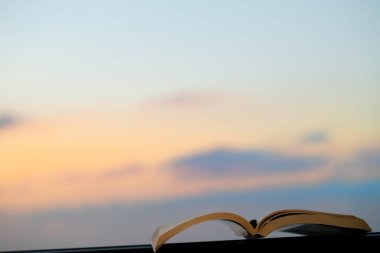 Kitapla güzel bir akşam.