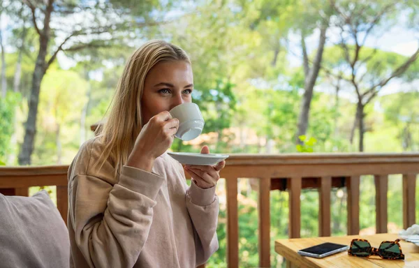 Frau trinkt Kaffee auf Terrasse — Stockfoto