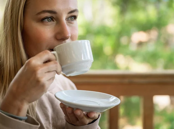 Tee trinken auf der Terrasse — Stockfoto