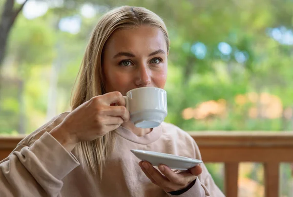 Kaffee am Morgen im Freien — Stockfoto