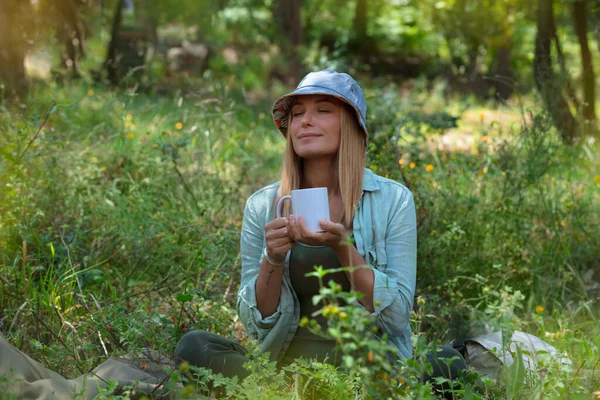 Kvinnan i skogen dricker te — Stockfoto