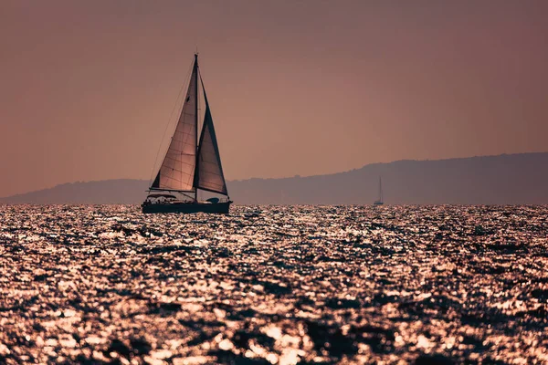 サンセットライトの帆船 — ストック写真