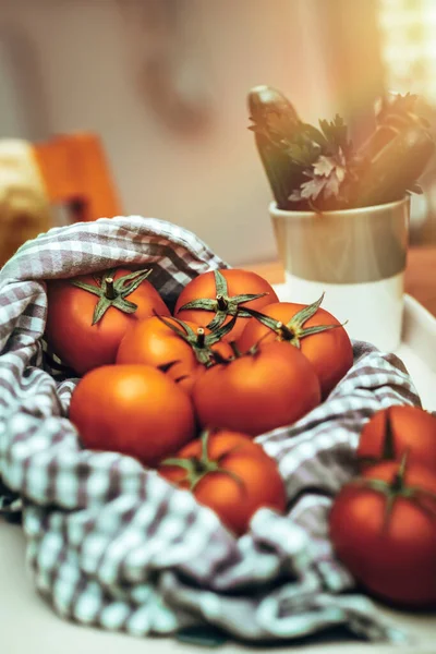 Φρέσκες ντομάτες στην κουζίνα — Φωτογραφία Αρχείου