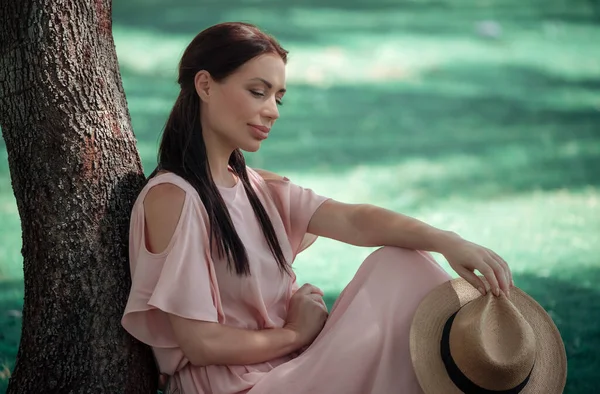 Mulher bonita no parque — Fotografia de Stock