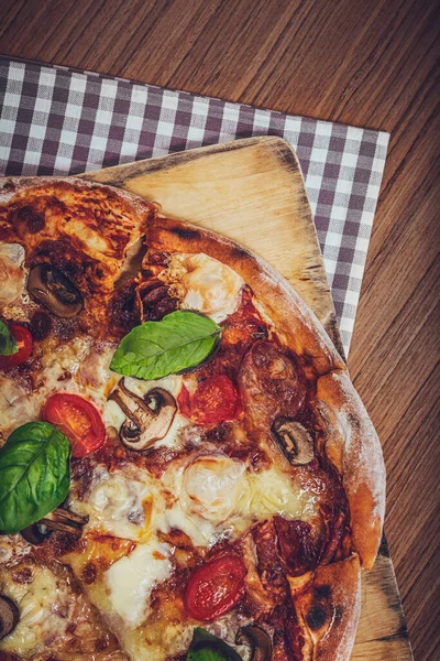 Pizza saborosa quente — Fotografia de Stock