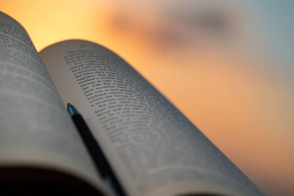 Boa noite com um livro — Fotografia de Stock