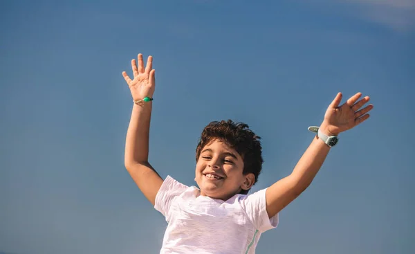 Junge im Freien — Stockfoto