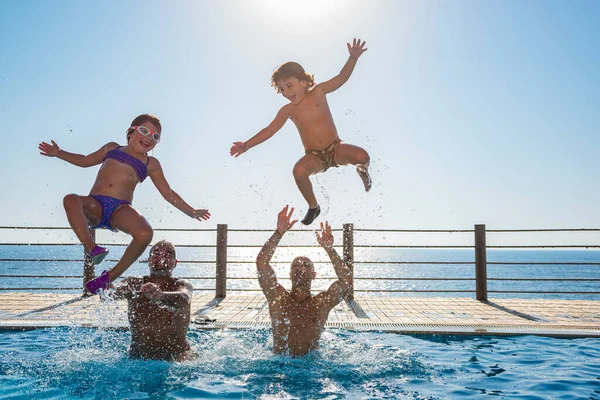 Lyckliga människor i poolen — Stockfoto