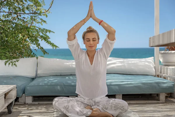 Fare Yoga sulla spiaggia — Foto Stock