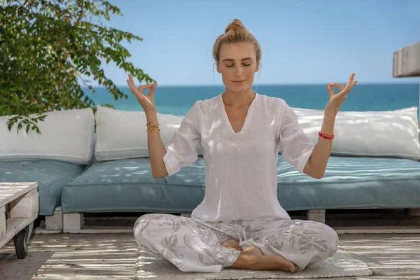 Making Yoga Outdoors — Stock Photo, Image