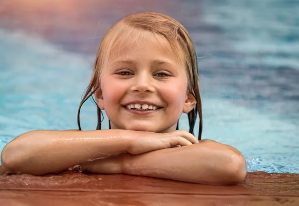 Glad liten flicka i poolen — Stockfoto