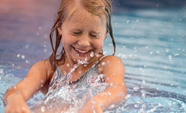 Gelukkig kind in het zwembad — Stockfoto