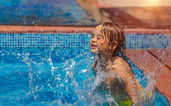 Glad pojke i Aquapark — Stockfoto