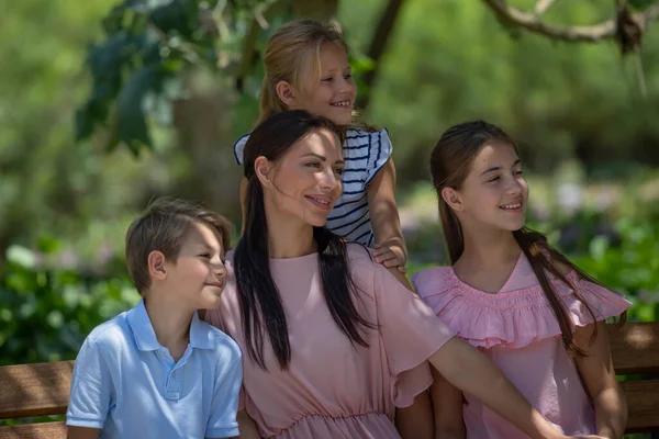 Glückliches Familienporträt — Stockfoto