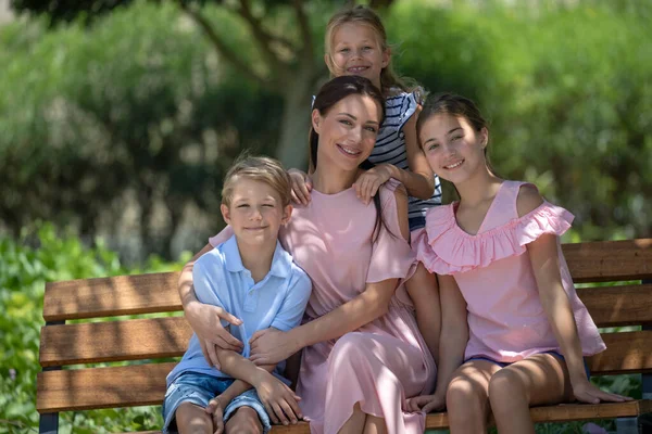 Famille heureuse en plein air — Photo