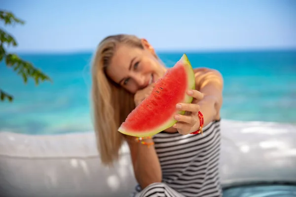 Mulher bonita com melancia — Fotografia de Stock