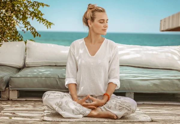 Meditazione sulla spiaggia — Foto Stock