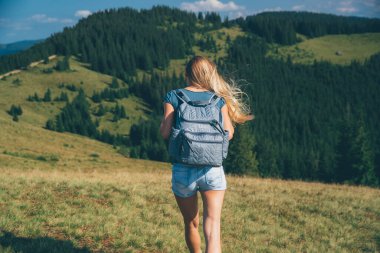 Dağlarda Gezgin Kadın