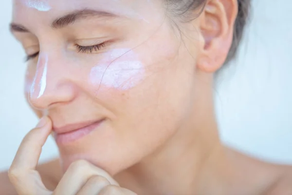 Usando crema facial — Foto de Stock