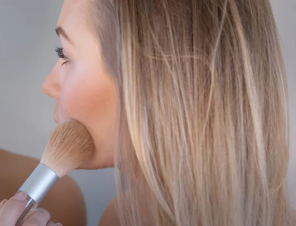 Söt flicka gör makeup — Stockfoto