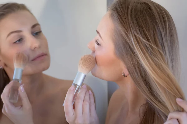 Žena dělá make-up — Stock fotografie