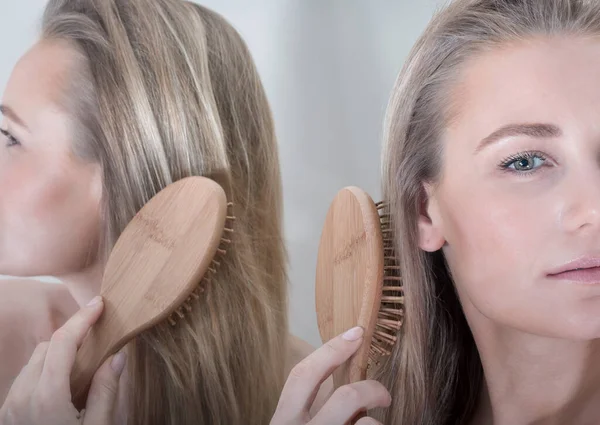 Bella donna pettinando i capelli — Foto Stock