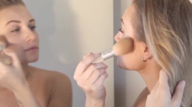 Makyaj Yapan Bir Kadının FHD Videosu.